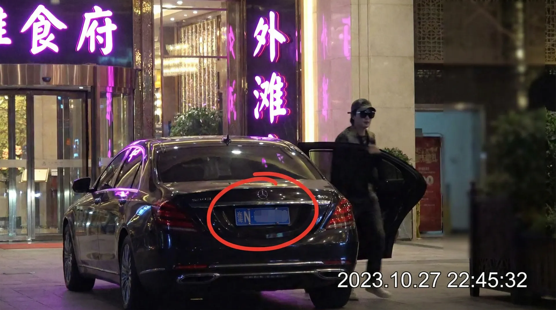 博业体育网址 - 豪车餐厅外偷拍